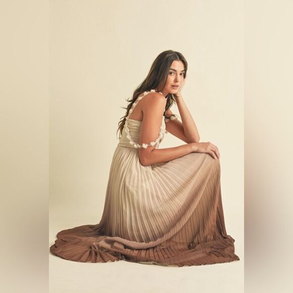927. OMBRÉ PLEATED MAXI DRESS - Picture 14 of 15